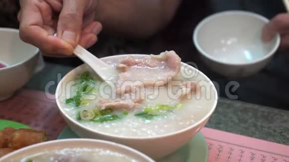 手吃香港广东菜粥及油条视频的预览图