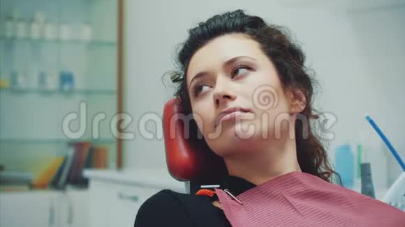 牙科诊所接待检查患者牙齿护理一位年轻女子接受了牙科检查视频的预览图