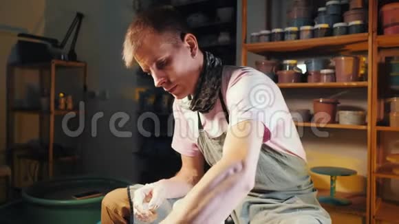 人艺术工作室陶工轮工作过程高加索青年工匠制造水壶只关注双手视频的预览图