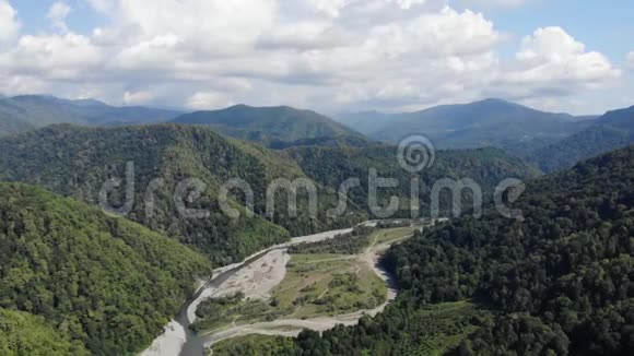 用无人机飞越美丽的青山和河流4k视频的预览图