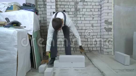 建筑工人在施工现场打磨加气混凝土砌块视频的预览图