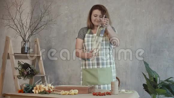 快乐的女人创造可食用的花束安排视频的预览图