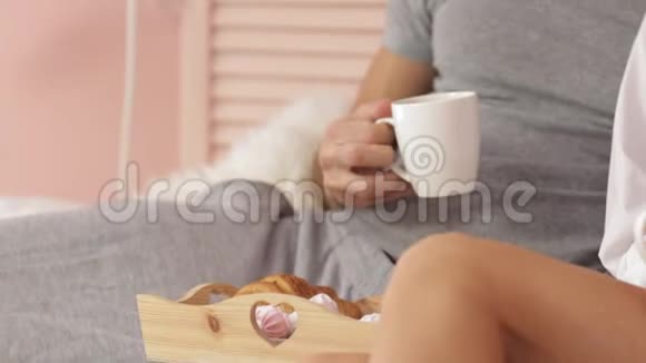 男女在床上一起慢动作享用豪华酒店早餐视频的预览图