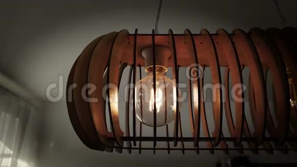木灯里的灯泡在黑暗中发光视频的预览图