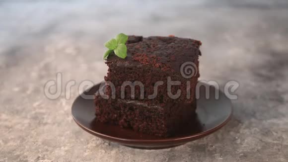 从一块手工制作的巧克力蛋糕上浇上美味的巧克力焦糖糖浆糖霜视频的预览图