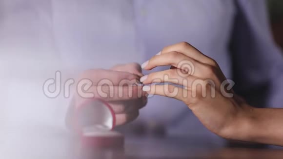 结婚提案在女人手上戴戒指的特写视频的预览图