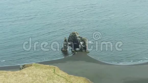 夏天的Hvitserkur岩冰岛鸟瞰图视频的预览图