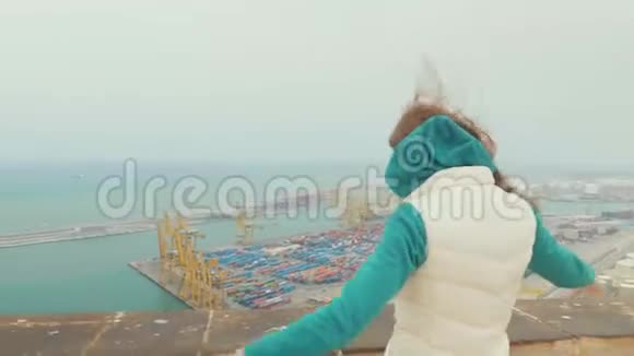 那个在大风中吃果冻的女孩该船货物港口的背景视频的预览图