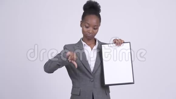 年轻悲伤的非洲女商人展示剪贴板竖起大拇指视频的预览图