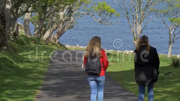 两名年轻女子在北爱尔兰的堤道海岸旅行视频的预览图