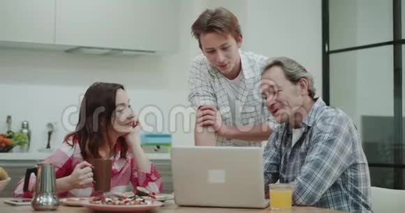 儿子和他成熟的父母在早餐后在厨房里进行了一次有趣的谈话视频的预览图