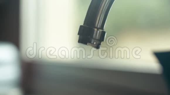 水龙头在厨房的水槽里慢慢地滴水视频的预览图