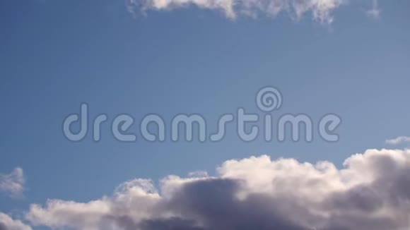 在蔚蓝的天空中白云变得浓密视频的预览图