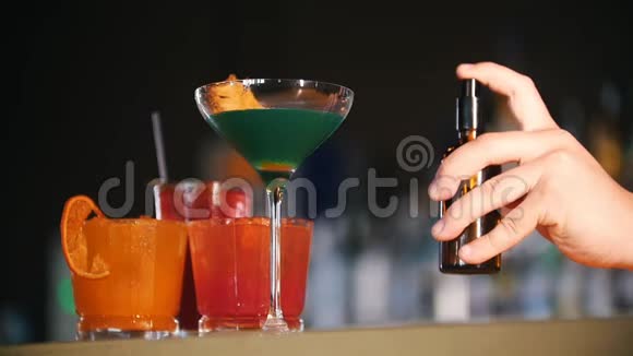 酒吧概念年轻的专业调酒师给鸡尾酒喷上一种特殊的调味品视频的预览图