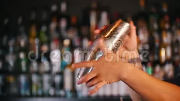 专业的年轻酒吧服务员用一副眼镜防止鸡尾酒视频的预览图