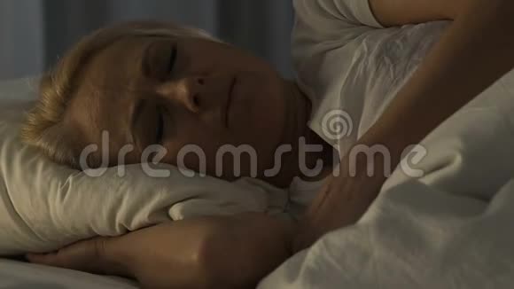 睡在床上做噩梦的不健康老年女性视频的预览图