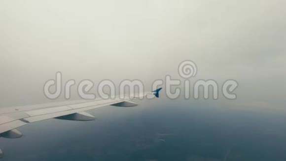 从飞机窗口看到天空中白色的翅膀满是厚厚的云视频的预览图