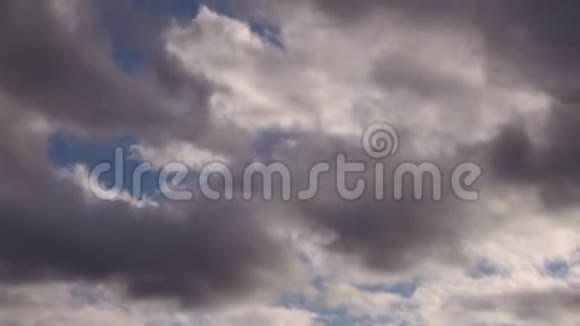 在蔚蓝的天空中白云变得浓密视频的预览图