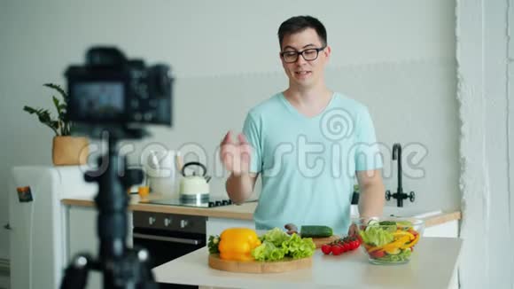 年轻男子vlogger录制有关家庭厨房有机食品的视频视频的预览图