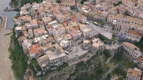 在无人驾驶飞机上拍摄的Pizzo鸟瞰图一架无人驾驶飞机飞越比萨俯瞰古老而现代的小镇卡拉布里亚视频的预览图
