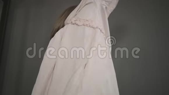 女人在穿裙子视频的预览图