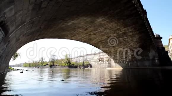 捷克城市桥下河景视频的预览图