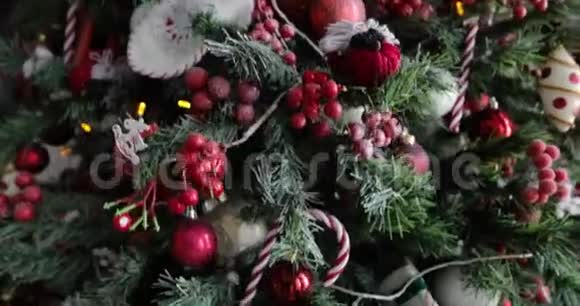圣诞树上装饰着红色的球浆果雪枝上的花环视频的预览图