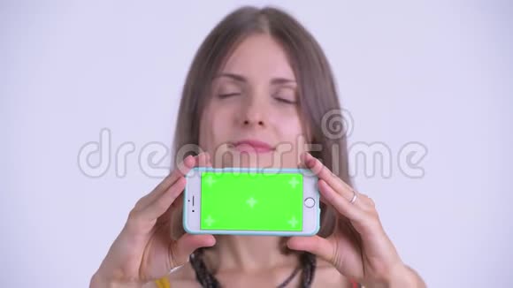 年轻漂亮的年轻时髦女人一边看手机一边思考视频的预览图