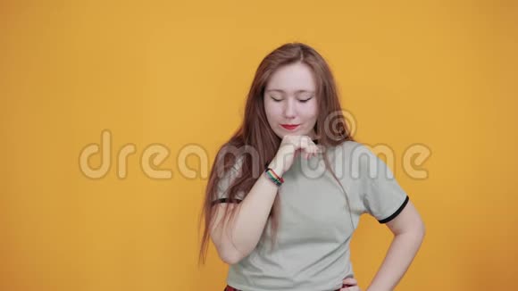 美丽的年轻白种人女孩用可爱的表情做着睡眠姿势视频的预览图