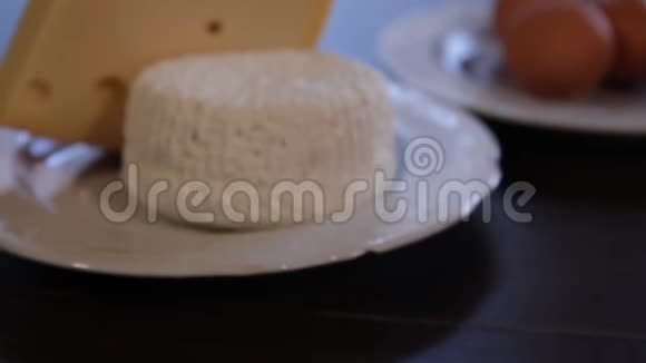 高蛋白食物奶酪和鸡蛋在单独的盘子里照相机放大了特写视频的预览图