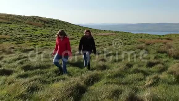 漫步在北爱尔兰的Binevenagh草原上从无人驾驶飞机上俯瞰视频的预览图