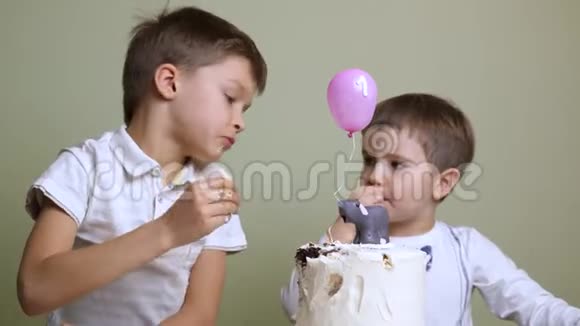 诱人的蛋糕背景孩子们吃生日蛋糕视频的预览图