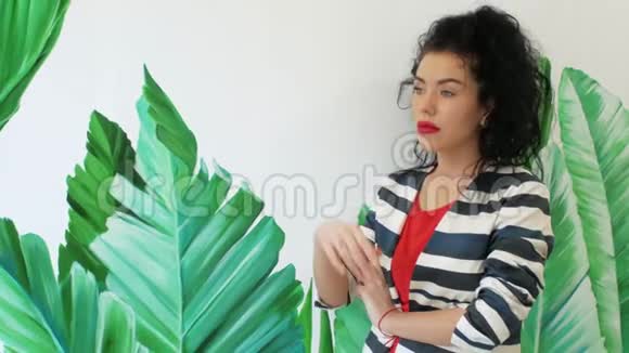 一个穿着绿色叶子的女人视频的预览图