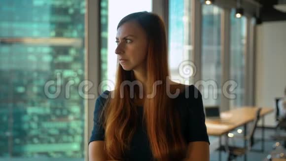 年轻成功的女企业家站在办公室大厅的肖像把脸转向摄像机视频的预览图