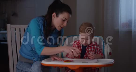 母亲教如何用手指和彩色铅笔计算她的孩子视频的预览图