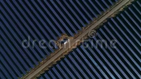 空中无人机镜头飞越太阳能电池板农场从上往下看可再生绿色替代能源视频的预览图