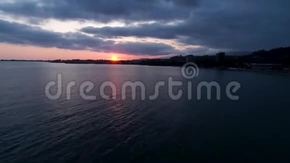 日落时的太阳映在海上海滨城市景观日落在地平线上苏呼米阿布哈兹视频的预览图