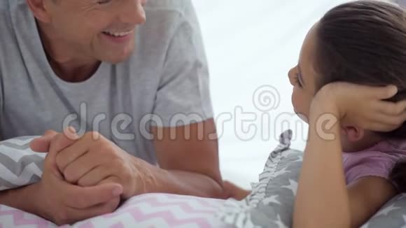 可爱的小女孩喜欢和父亲交谈视频的预览图