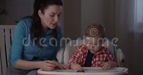 小男孩正在和妈妈一起学习用彩色铅笔画画视频的预览图