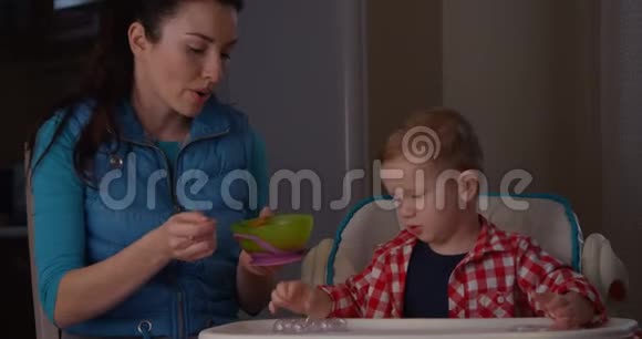 小男孩不想吃早餐哭妈妈想喂孩子视频的预览图