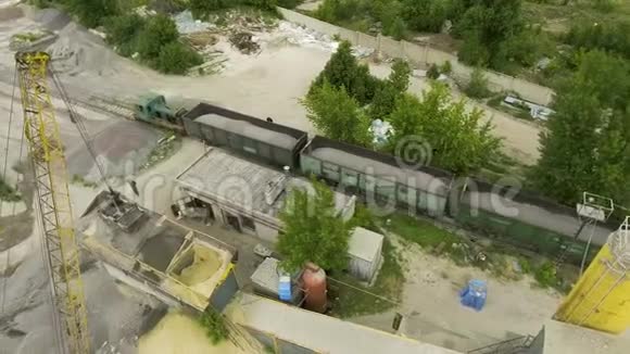 运载旧混凝土工厂的工业碎石的货运列车视频的预览图