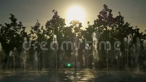 落日余晖中的喷泉视频的预览图