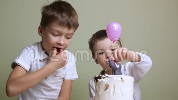 孩子们吃生日蛋糕诱人的蛋糕背景视频的预览图