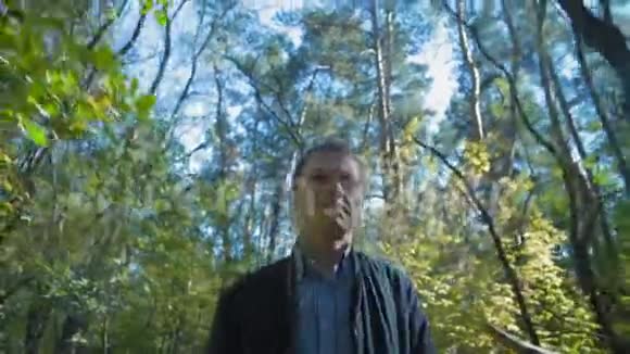 中镜头底景人漫步秋林视频的预览图