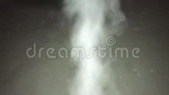 相机在白色蒸汽喷射中移动然后返回视频的预览图
