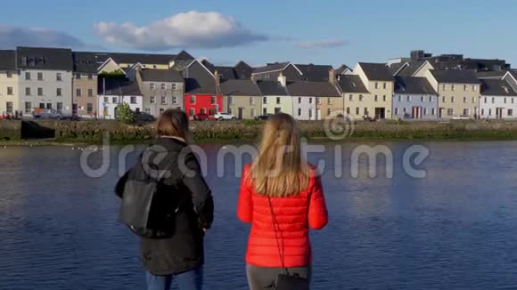 在爱尔兰高威市度假的女孩视频的预览图