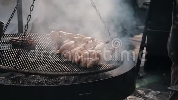 烤架上的慢动作中弹鸡肉被烟熏视频的预览图