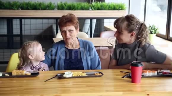 小女孩正在和她的母亲和祖母说话视频的预览图