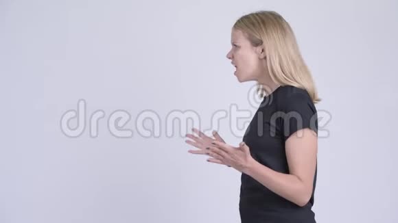 年轻愤怒的金发女人说话抱怨的侧写视频的预览图