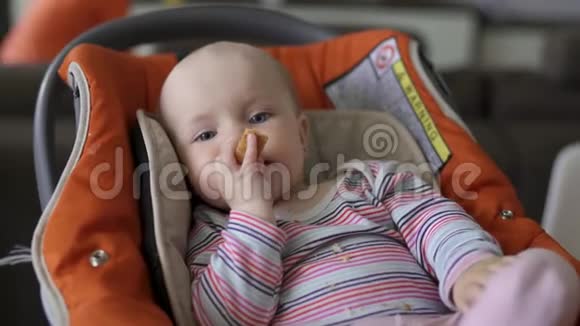 一岁的女孩吃一块面包视频的预览图